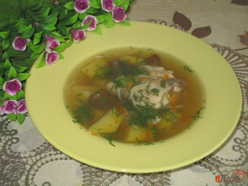 Фото приготовление рецепта: Куриный суп с лапшой и шампиньонами шаг №5