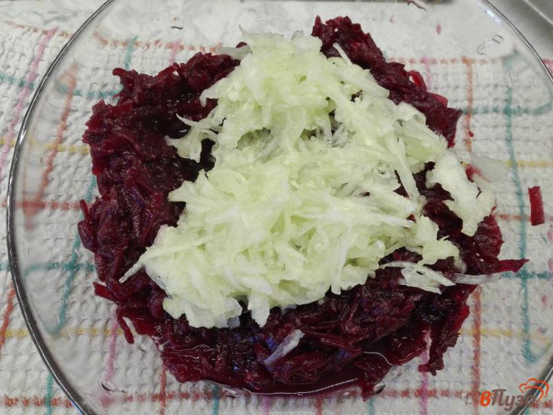 Фото приготовление рецепта: Свекольный салат с огурцом и чесноком шаг №2