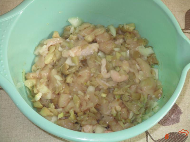 Фото приготовление рецепта: Домашняя колбаса из курицы с грибами шаг №4