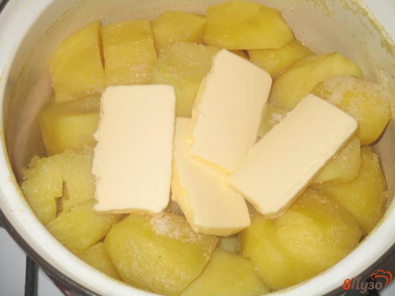 Фото приготовление рецепта: Пирожки на дрожжевом тесте с картошкой шаг №7