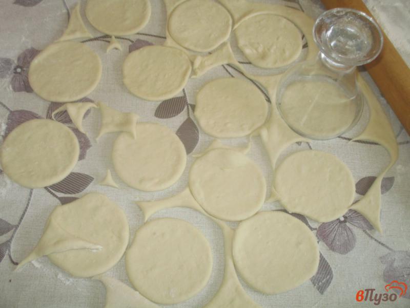 Фото приготовление рецепта: Пирожки на дрожжевом тесте с картошкой шаг №9