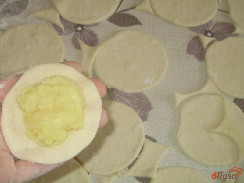 Фото приготовление рецепта: Пирожки на дрожжевом тесте с картошкой шаг №10