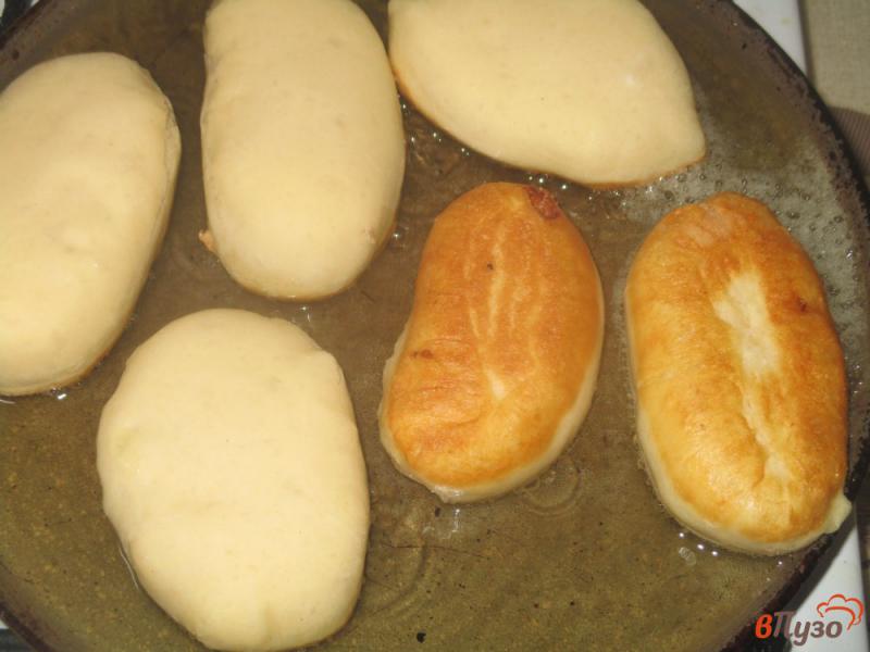 Фото приготовление рецепта: Пирожки на дрожжевом тесте с картошкой шаг №11