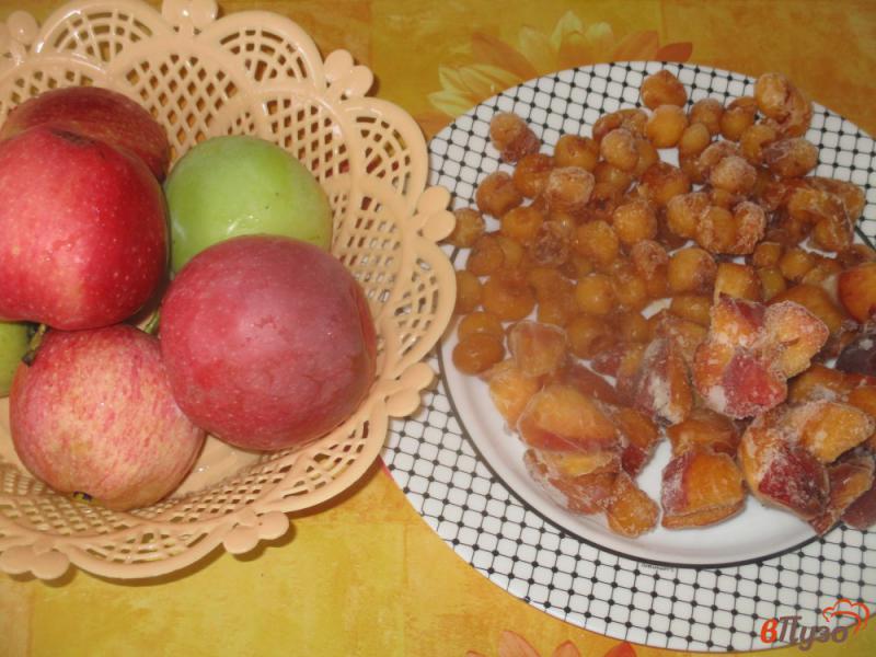 Фото приготовление рецепта: Яблочный компот с персиками и черешней шаг №1