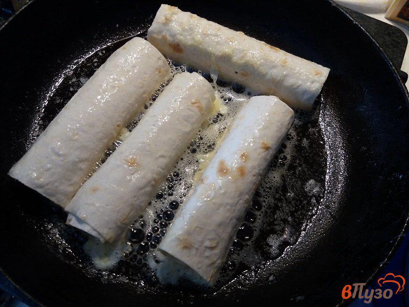 Фото приготовление рецепта: Рулетики из лаваша с сыром шаг №8