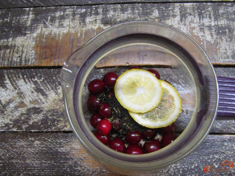 Фото приготовление рецепта: Чай из вишен с медом и лимоном шаг №2