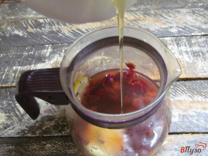 Фото приготовление рецепта: Чай из вишен с медом и лимоном шаг №3