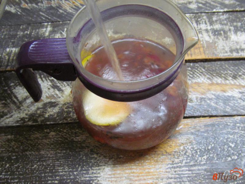 Фото приготовление рецепта: Чай из вишен с медом и лимоном шаг №4