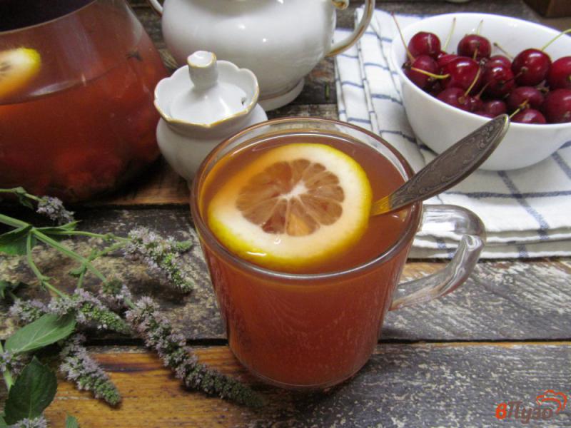 Фото приготовление рецепта: Чай из вишен с медом и лимоном шаг №6