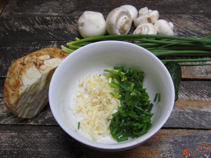 Фото приготовление рецепта: Грибной салат с яйцом и корнем сельдерея шаг №1