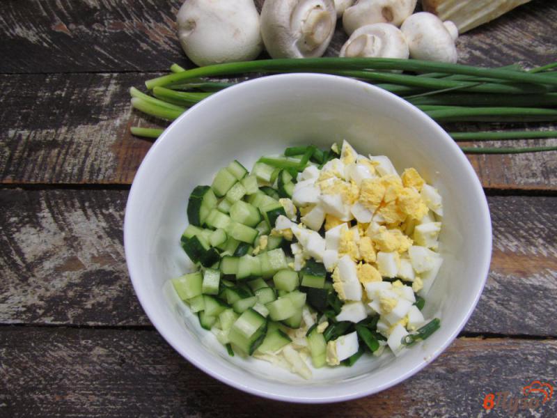 Фото приготовление рецепта: Грибной салат с яйцом и корнем сельдерея шаг №2
