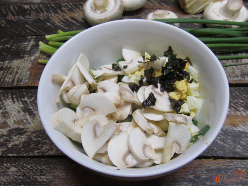 Фото приготовление рецепта: Грибной салат с яйцом и корнем сельдерея шаг №3