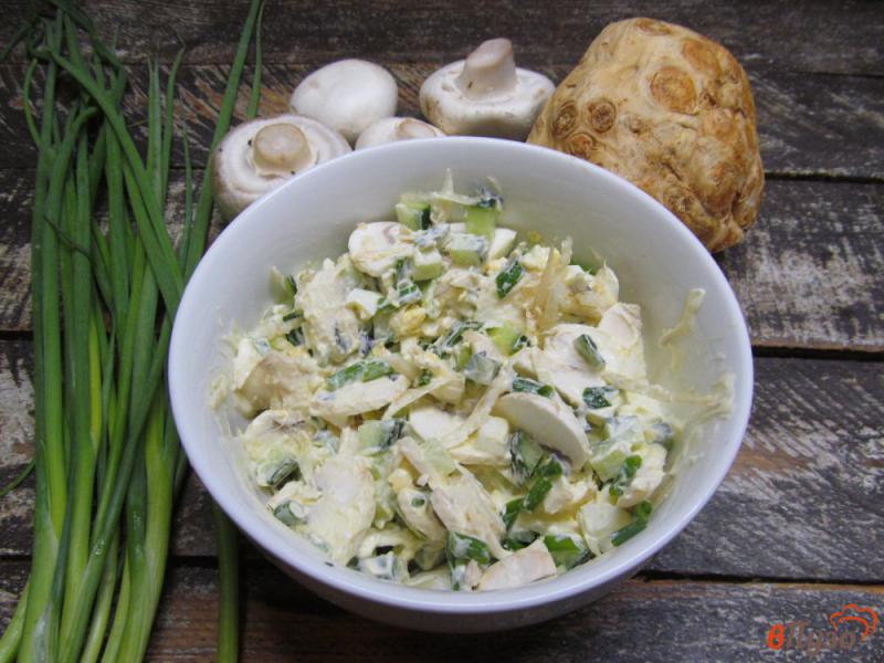 Фото приготовление рецепта: Грибной салат с яйцом и корнем сельдерея шаг №4