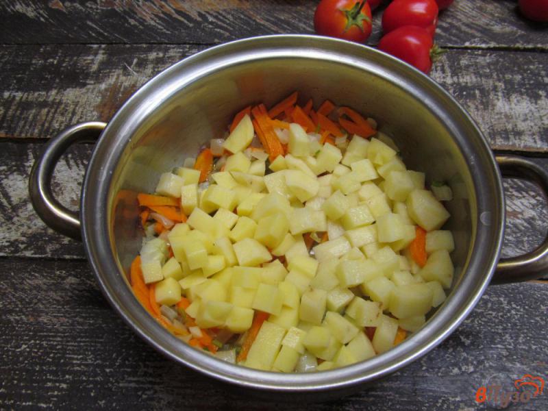 Фото приготовление рецепта: Гороховый суп с сосисками и сыром шаг №2
