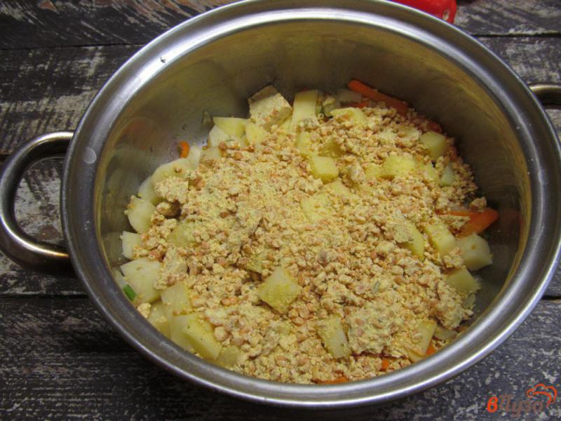 Фото приготовление рецепта: Гороховый суп с сосисками и сыром шаг №4