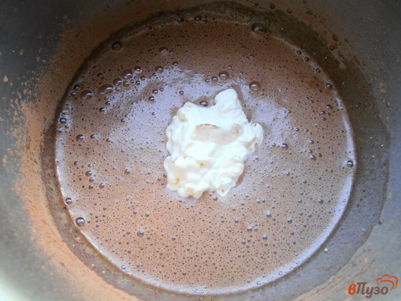 Фото приготовление рецепта: Шарлотка с грушей и какао шаг №4