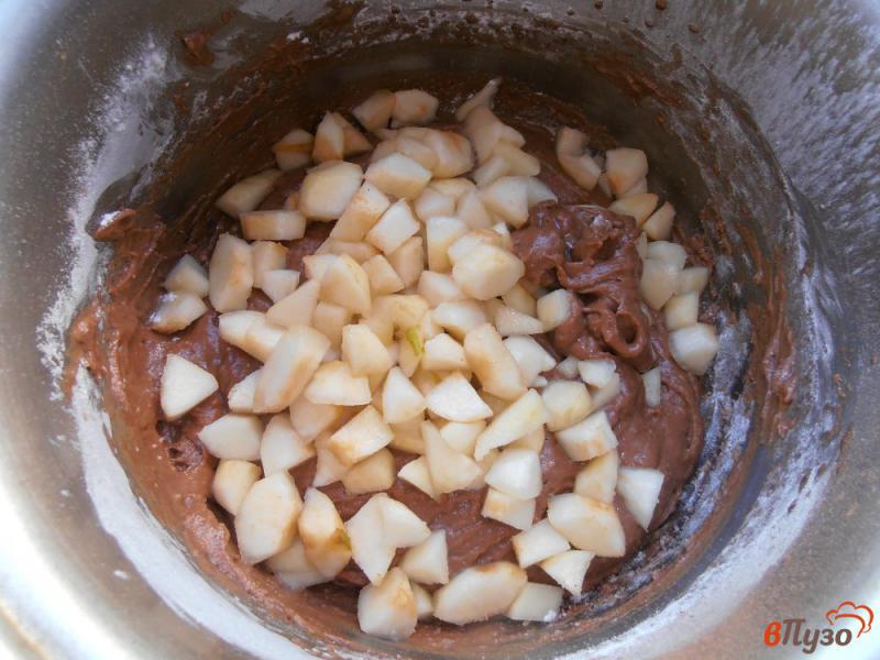 Фото приготовление рецепта: Шарлотка с грушей и какао шаг №6
