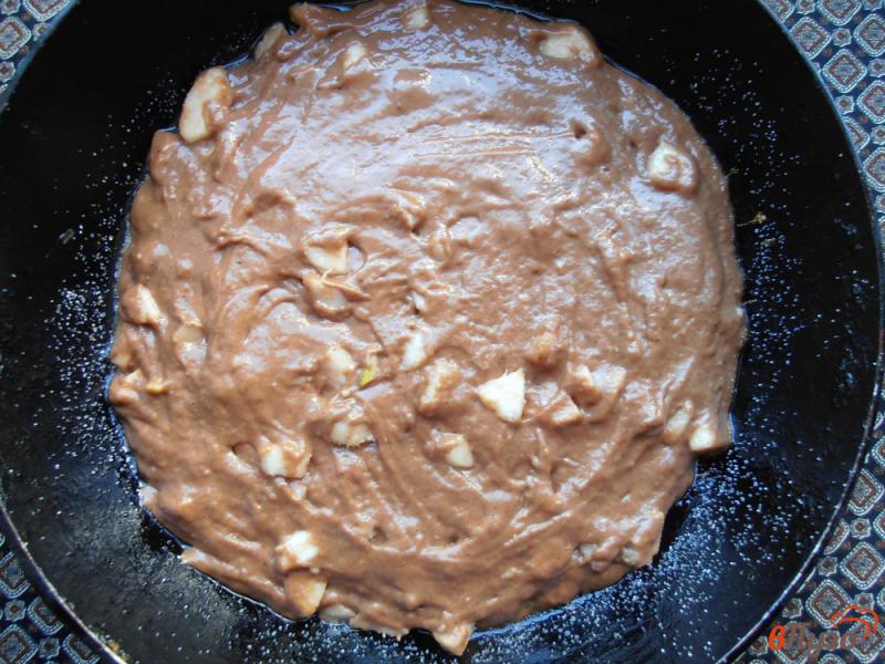 Фото приготовление рецепта: Шарлотка с грушей и какао шаг №7