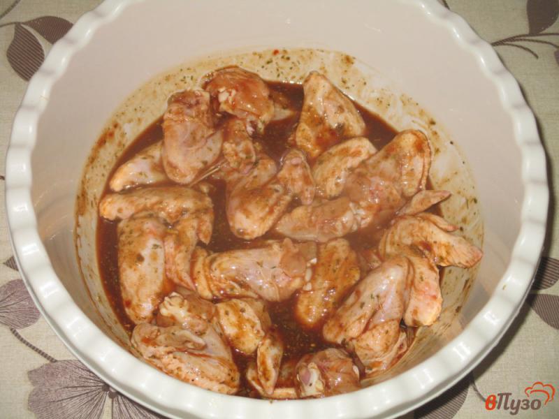 Фото приготовление рецепта: Крылышки запеченные в остром соусе шаг №3