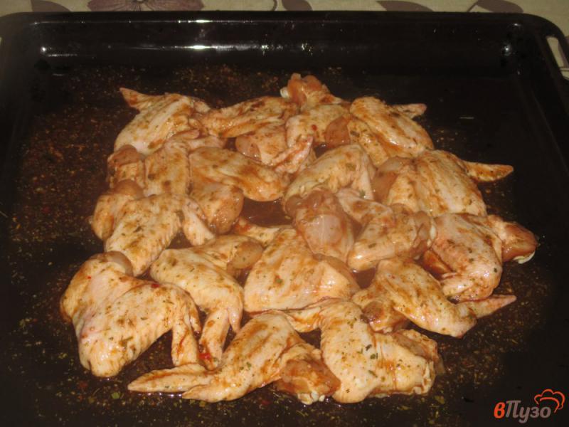 Фото приготовление рецепта: Крылышки запеченные в остром соусе шаг №4