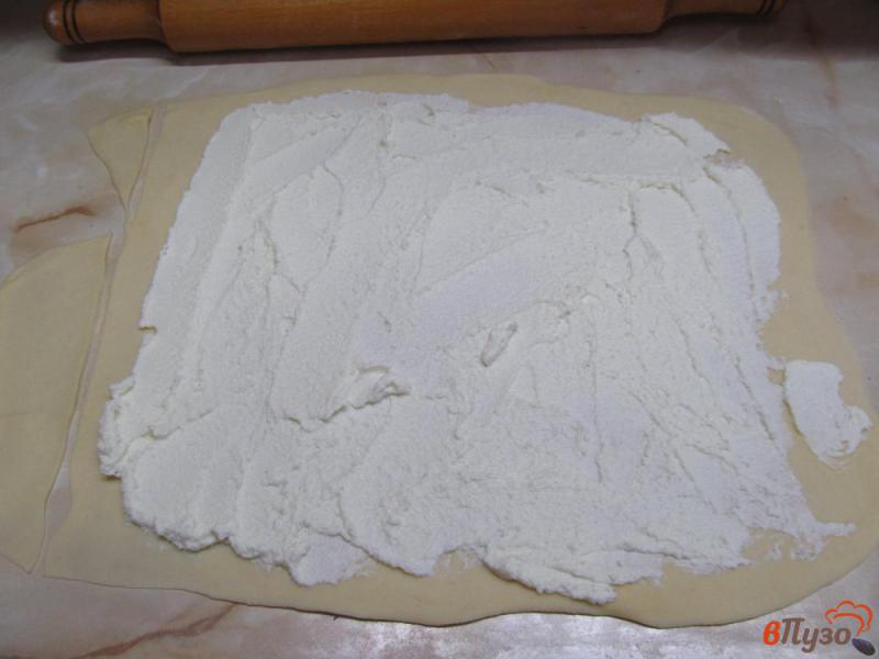 Фото приготовление рецепта: Пирог из дрожжевого теста с творожной начинкой и маком шаг №7