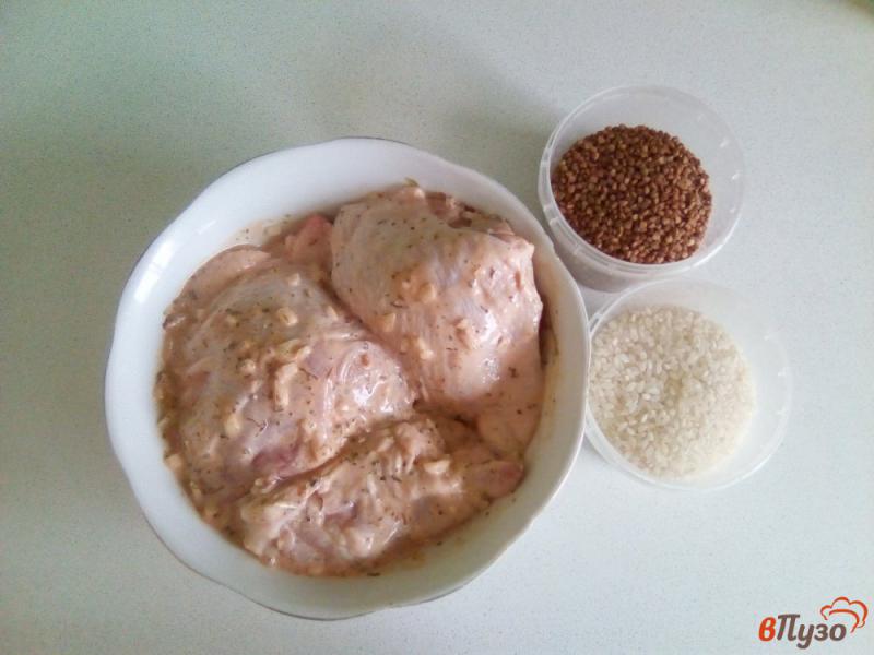 Фото приготовление рецепта: Курица с гречкой и рисом в духовке шаг №2