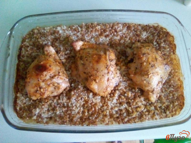 Фото приготовление рецепта: Курица с гречкой и рисом в духовке шаг №6