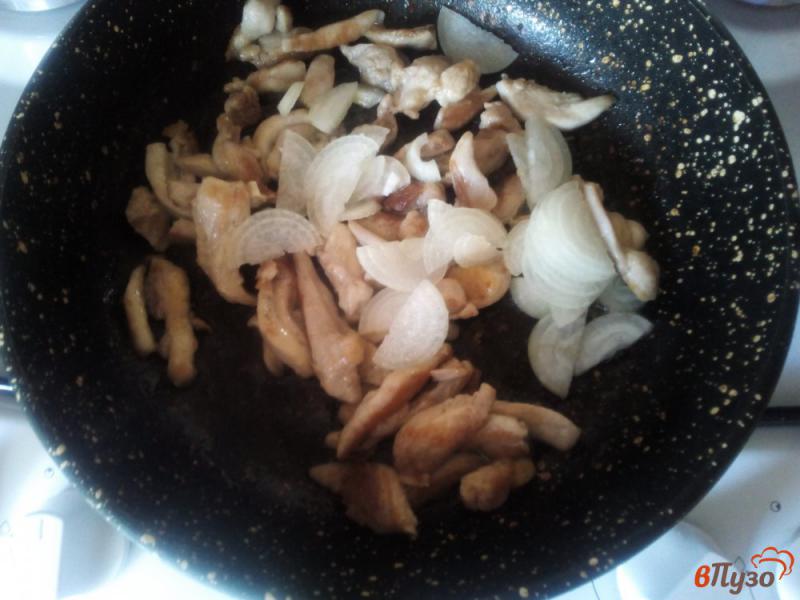 Фото приготовление рецепта: Макароны с курицей и овощами шаг №3