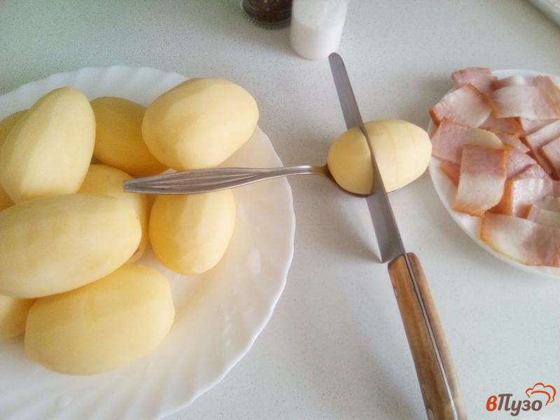 Фото приготовление рецепта: Картофель запечённый с беконом шаг №3
