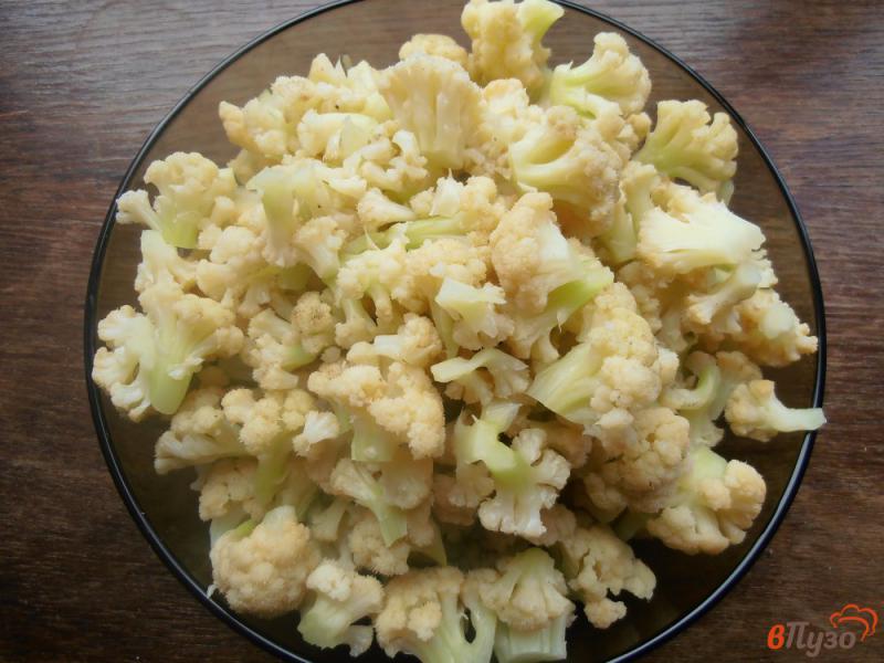 Фото приготовление рецепта: Салат из цветной капусты с огурцами шаг №3