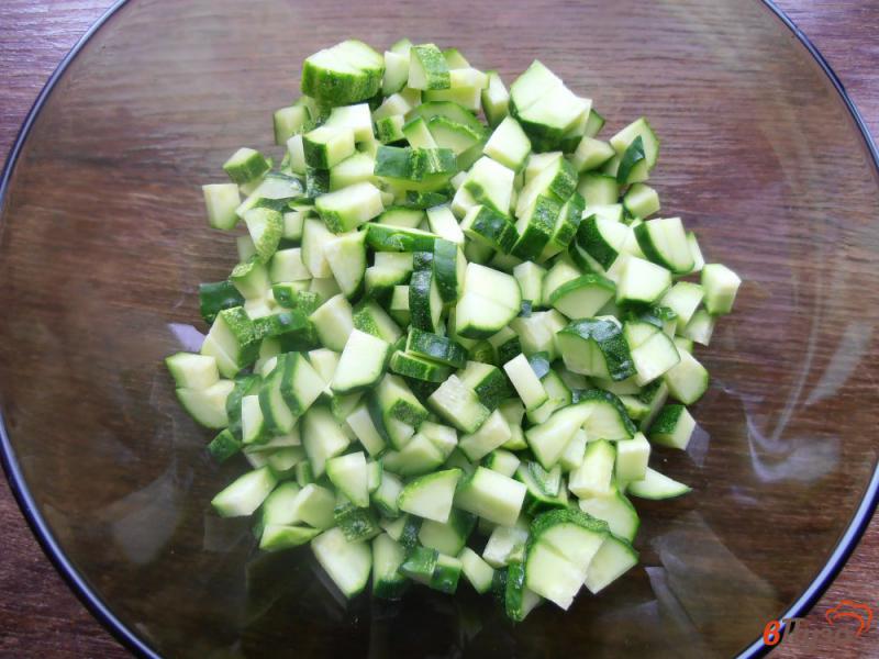 Фото приготовление рецепта: Салат из цветной капусты с огурцами шаг №4