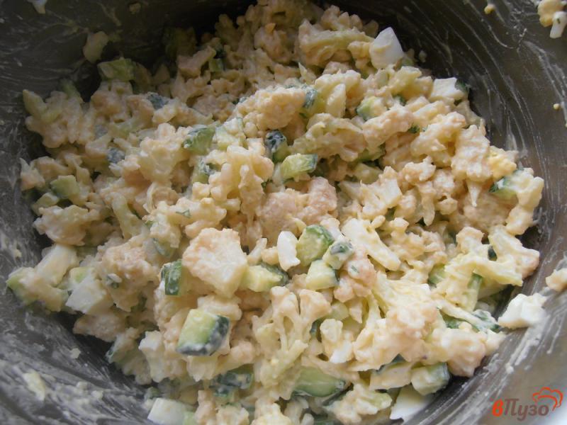 Фото приготовление рецепта: Салат из цветной капусты с огурцами шаг №8