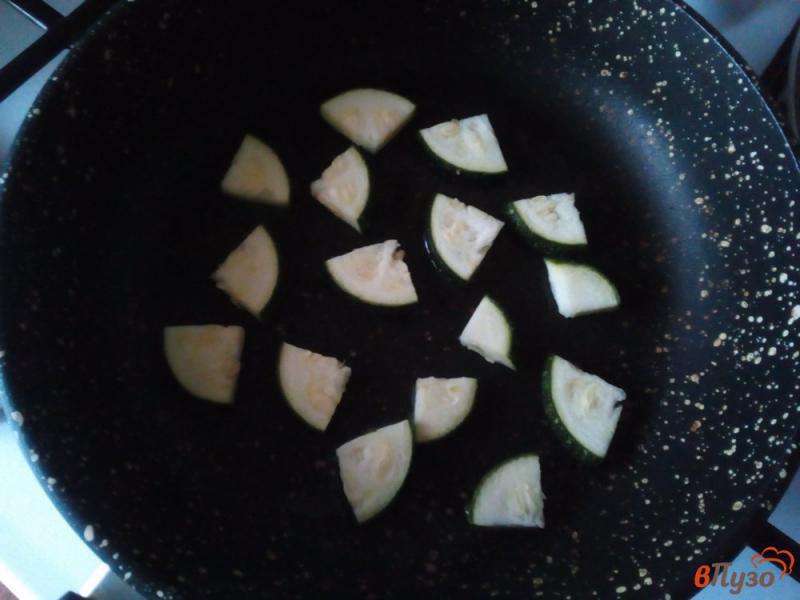 Фото приготовление рецепта: Салат с жареными кабачками шаг №2
