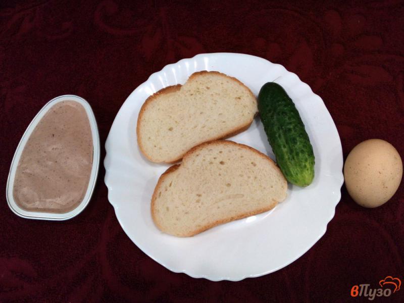 Фото приготовление рецепта: Бутерброды с паштетом индейки огурцом и куриным белком шаг №1