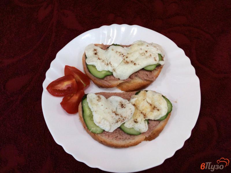 Фото приготовление рецепта: Бутерброды с паштетом индейки огурцом и куриным белком шаг №5