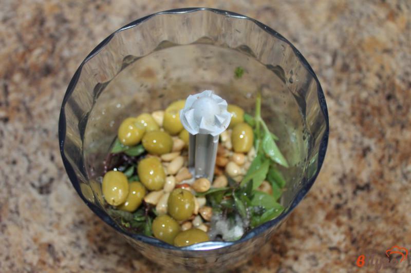 Фото приготовление рецепта: Соус из базилика, оливок и арахиса шаг №3