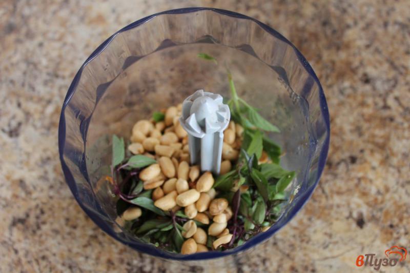 Фото приготовление рецепта: Соус из базилика, оливок и арахиса шаг №2