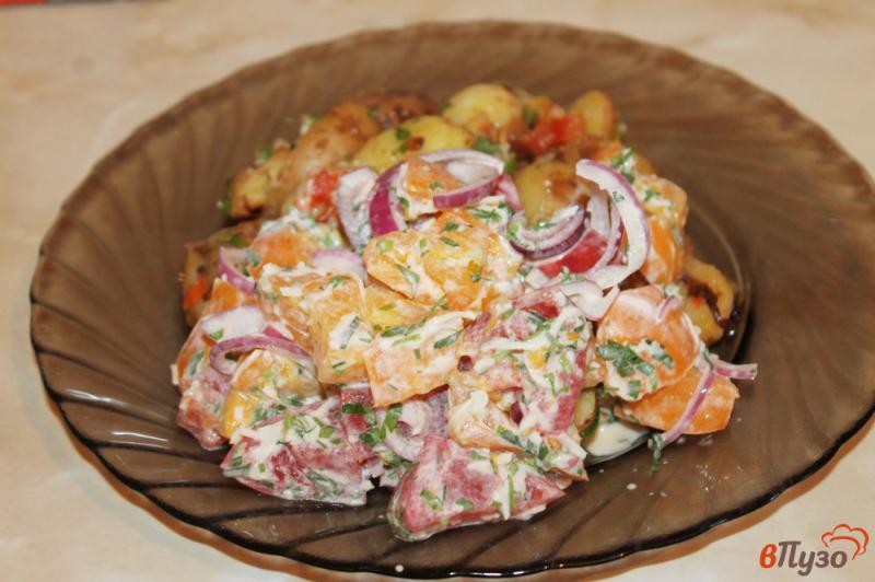 Фото приготовление рецепта: Томатный салат с моцареллой и красным луком шаг №5