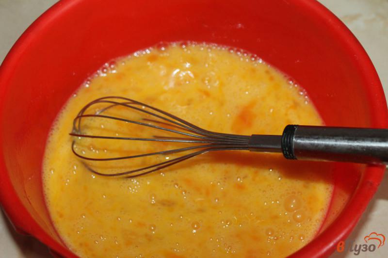 Фото приготовление рецепта: Яичница болтунья в куриной ветчиной и помидорами шаг №3