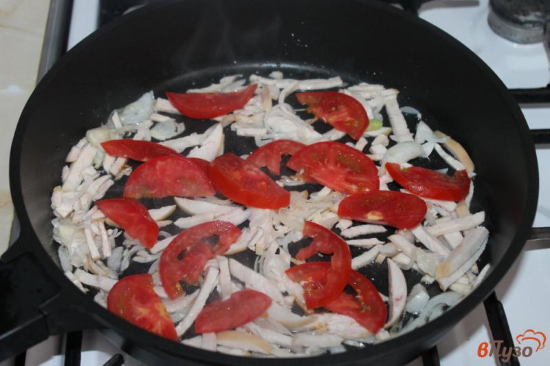 Фото приготовление рецепта: Яичница болтунья в куриной ветчиной и помидорами шаг №2