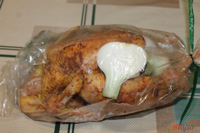 Фото приготовление рецепта: Запеченная курица с луком и базиликом в рукаве шаг №4