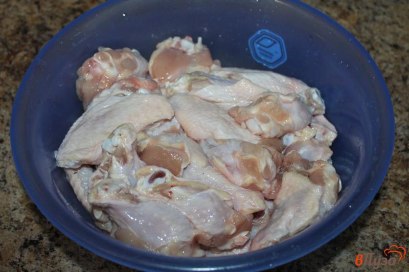 Фото приготовление рецепта: Куриные крылья с чесноком в соусе шаг №1