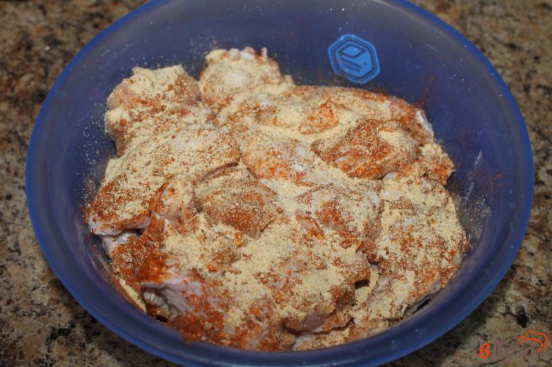 Фото приготовление рецепта: Куриные крылья с чесноком в соусе шаг №2