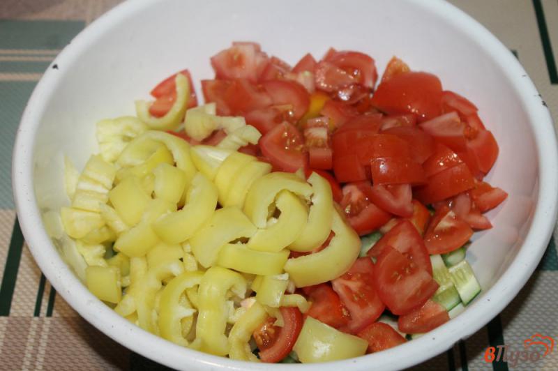 Фото приготовление рецепта: Овощной салат с кукурузой шаг №2