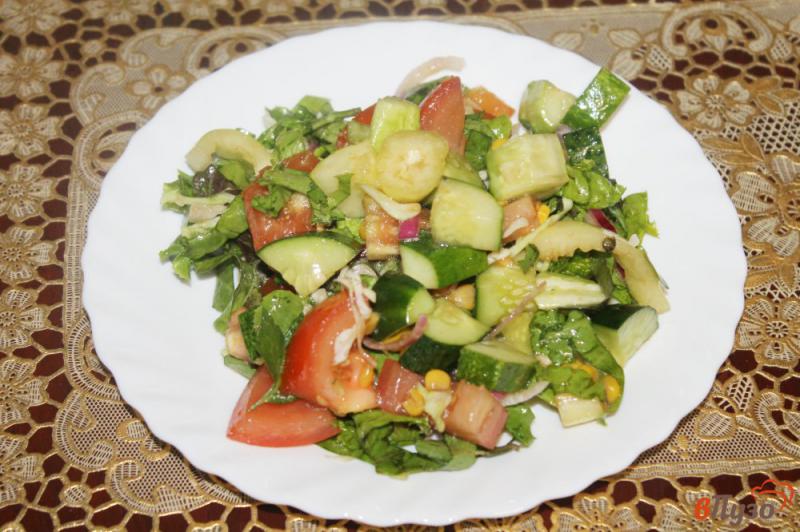 Фото приготовление рецепта: Овощной салат с кукурузой шаг №5
