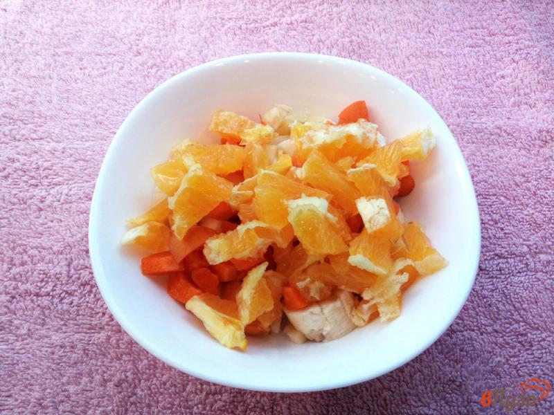 Фото приготовление рецепта: Фруктовый салат с клубничным йогуртом шаг №4
