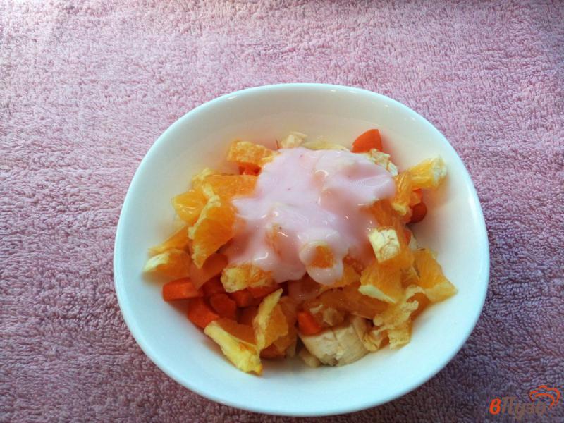 Фото приготовление рецепта: Фруктовый салат с клубничным йогуртом шаг №5