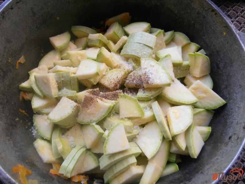 Фото приготовление рецепта: Овощное рагу с цветной капустой и картошкой шаг №6