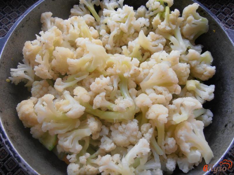 Фото приготовление рецепта: Овощное рагу с цветной капустой и картошкой шаг №7
