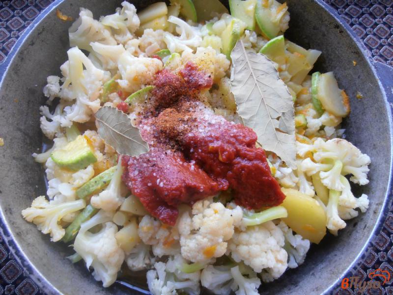 Фото приготовление рецепта: Овощное рагу с цветной капустой и картошкой шаг №8